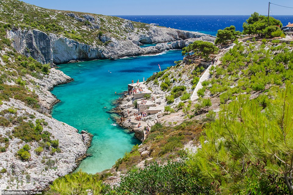 Oben liegt Porto Limnionas, eine geschützte Bucht wie auf einer Postkarte mit Felsen in perfekter Höhe, von der aus man ins glitzernde blaue Wasser springen kann