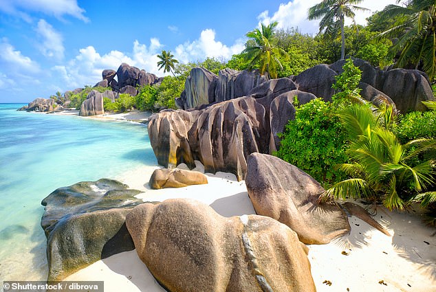 Ein Tripadvisor-Rezensent sagt, dass das Nanjizal „fast so aussieht“. [the] Seychellen' bei sonnigem Wetter.  Oben ist der Strand Anse Source d'Argent der Seychellen zu sehen