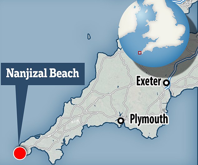 Der Strand liegt an der Küste Cornwalls, etwa 16 km von Penzance entfernt