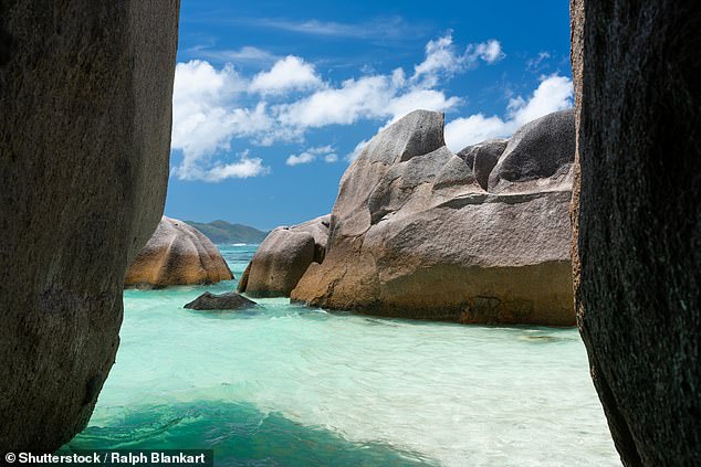 Oben sind Felsformationen am Strand Anse Source d'Argent auf den Seychellen zu sehen
