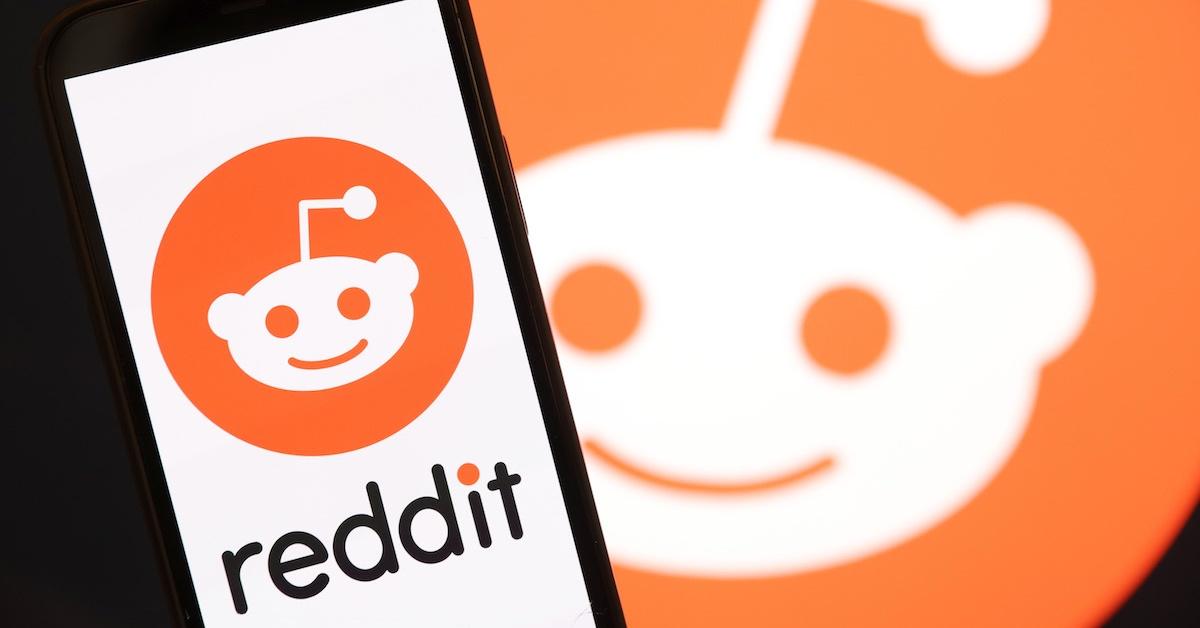 Ein Reddit-Logo auf einem Smartphone