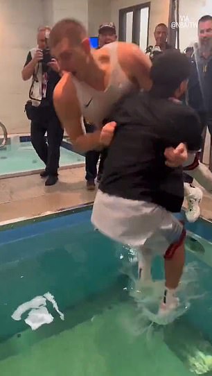 Jokic beschloss, seinen Teamkollegen Jamal Murray in den Pool zu tauchen