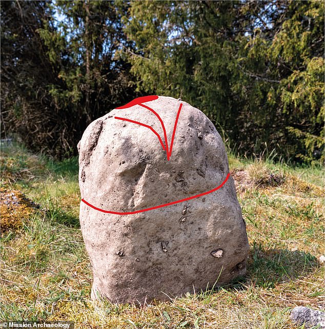 Laut Rebecka Jonsson, einer Archäologin von Mission Archaeology, weist der Stein „geschnitzte Linien“ auf, die deutlich zeigen, dass er einen Penis darstellen sollte.