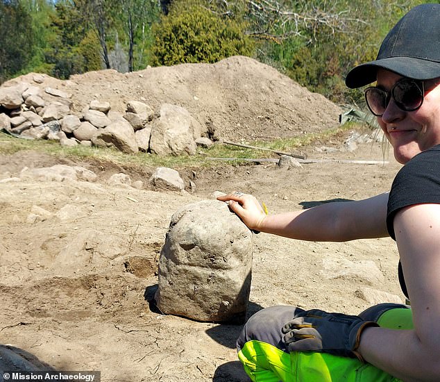 Den Forschern zufolge wurde der Stein fast wie ein Grabstein in der Mitte eines Grabes platziert