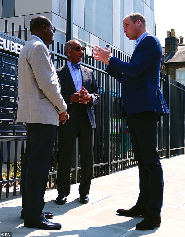 Während des heutigen Besuchs wurde William dabei gesehen, wie er sich mit zwei stilvollen Männern unterhielt, die an dem Projekt außerhalb der Siedlung beteiligt waren