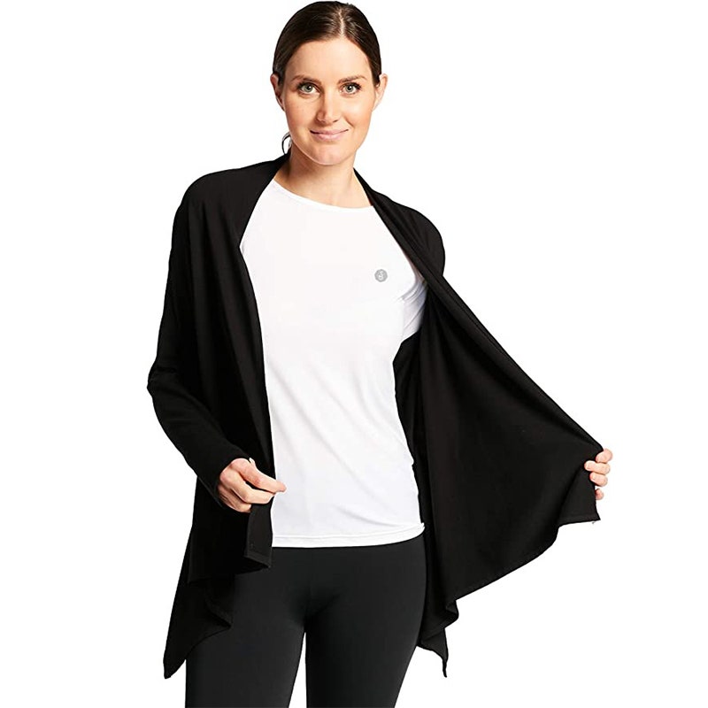 Eine Frau modelliert den schwarzen Solbari Luxe Sun Wrap UPF50+ auf weißem Hintergrund