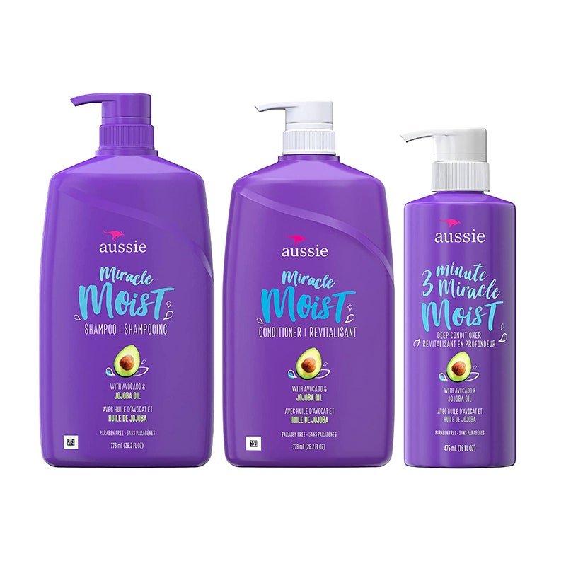 Das Aussie Miracle Moist Shampoo, Conditioner und Deep Conditioner Bundle auf weißem Hintergrund