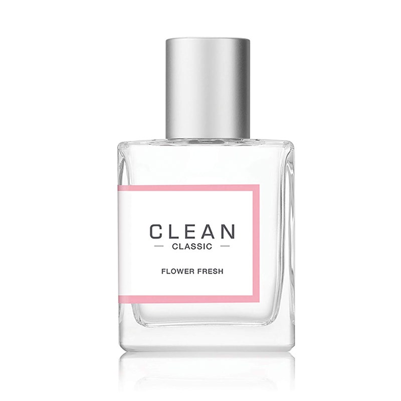 Eine Parfümflasche des Clean Classic Eau de Parfum auf weißem Hintergrund