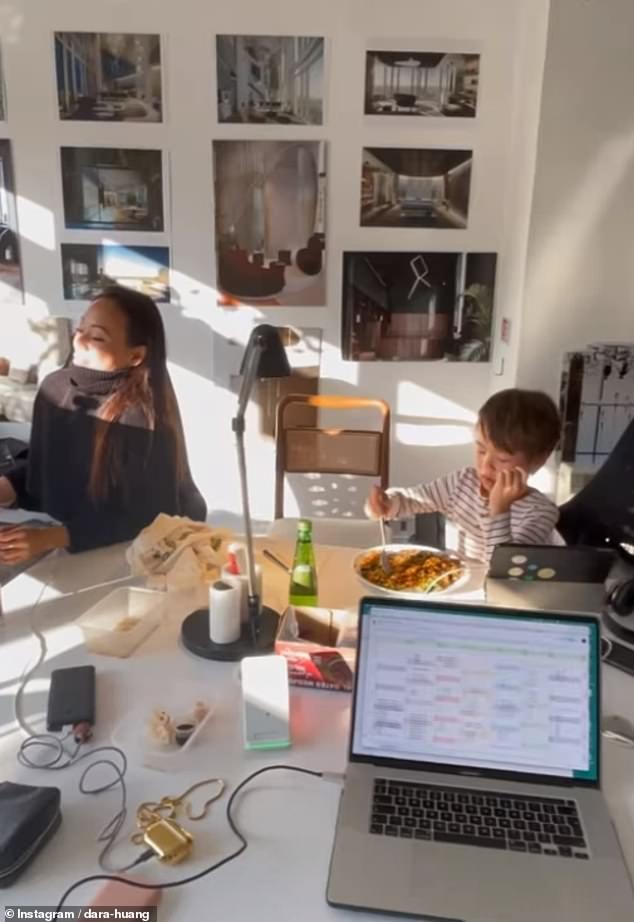 Ein weiterer Clip zeigt die elegante Dara bei harter Arbeit in ihrem Arbeitszimmer, während ihr Sohn neben ihr sein Mittagessen genießt