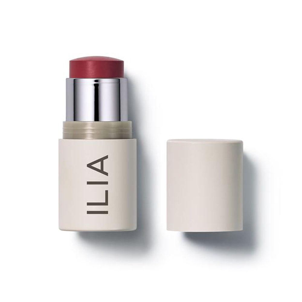Ilia Multi-Stick in A Fine Romance Beige, drehbarer Rougestift in Beerenrosen-Rougeform mit Kappe an der Seite auf weißem Hintergrund