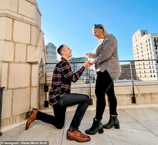 Herr und Frau!  Das Paar gab seine Verlobung im Dezember 2021 bekannt und postete einen Schnappschuss des süßen Heiratsantrags auf dem Dach des Monarch Club in Detroit