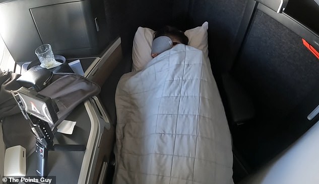 Liam fügte hinzu: „Als vollständig flaches Bett kann die Club Suite von British Airways in puncto Komfort und Platz nicht ganz mit führenden Produkten wie der QSuite von Qatar Airways mithalten.“