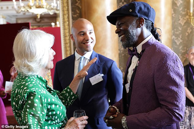 Im Bild: Königin Camilla spricht mit dem in Jamaika geborenen Unternehmer Levi Roots, der mit seiner Reggae-Reggae-Sauce in Dragon's Den berühmt wurde
