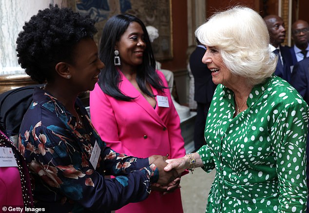 Königin Camilla schüttelt der britischen Saxophonistin Yolanda Brown die Hand, die im Dezember mit einem OBE ausgezeichnet wurde
