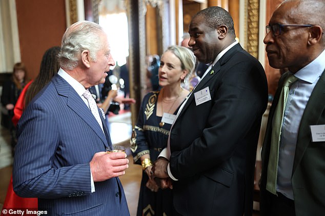 König Charles im Bild im Gespräch mit David Lammy, dem Schattenminister für auswärtige Angelegenheiten, Commonwealth- und Entwicklungsangelegenheiten