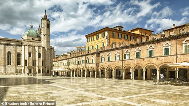 Der Hauptplatz von Ascoli Piceno, Piazza del Popolo (oben), „ist einer der architektonisch erhabensten Plätze in ganz Italien“