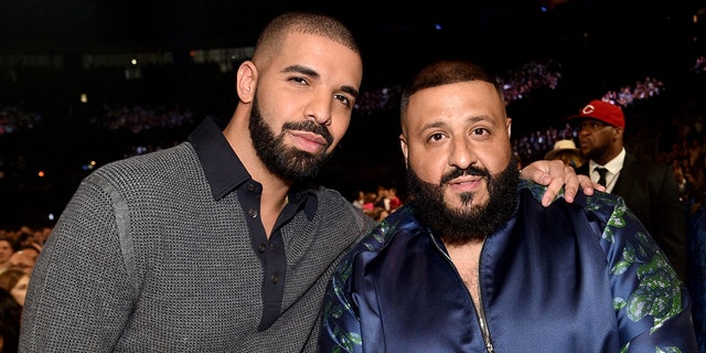 Drake und DJ Khaled posieren für einen Schnappschuss bei der Preisverleihung