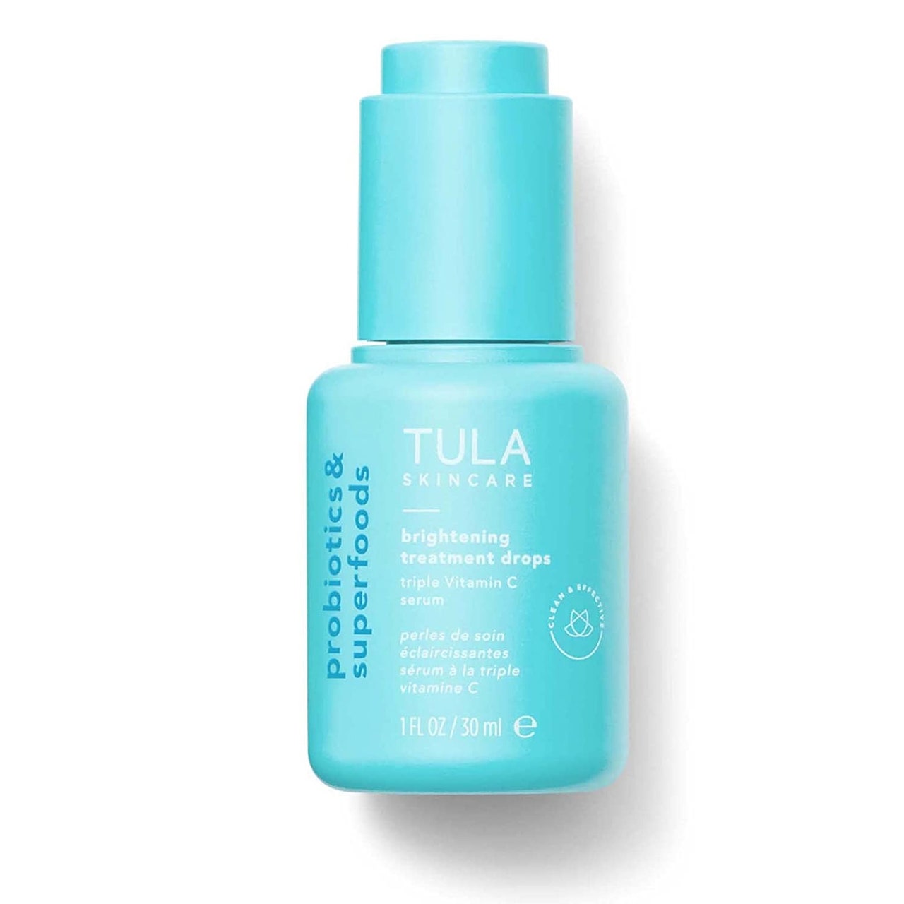 Eine leuchtend blaue Flasche Tula Skincare Brightening Treatment Drops auf weißem Hintergrund