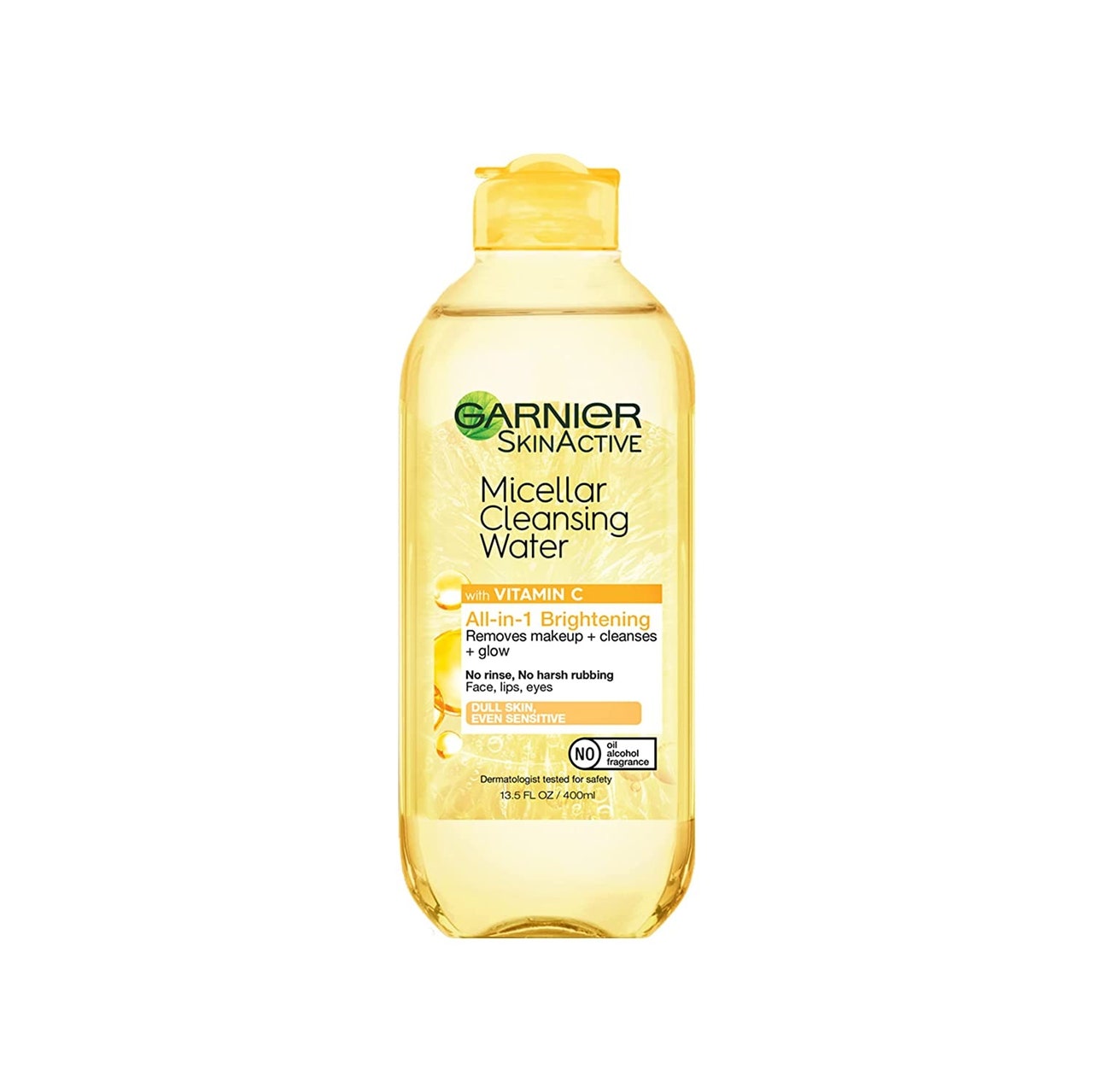 Eine gelbe Flasche Garnier SkinActive Micellar Water mit Vitamin C auf weißem Hintergrund