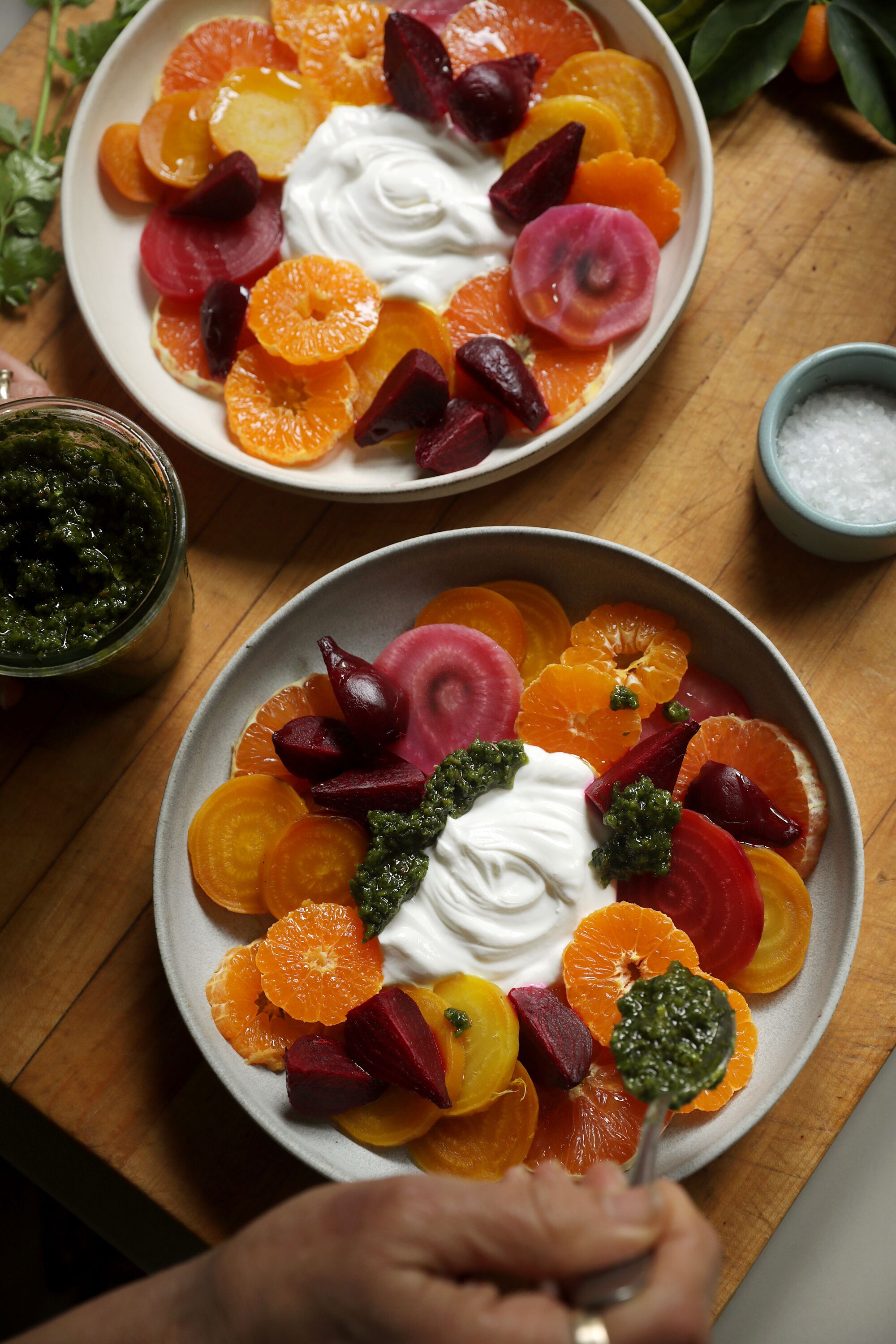 Geröstete Rüben, Zitrusfrüchte, Labneh und Zhoug von Jeanne Kelley, Autorin von Vegetarian Salad for Dinner.