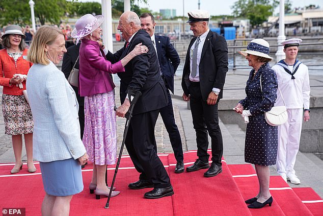 Dänemarks Königin Margret (in Rosa gekleidet) begrüßt dann König Harald nach seinem Sturz, wobei auch Königin Sonja (rechts) anwesend ist