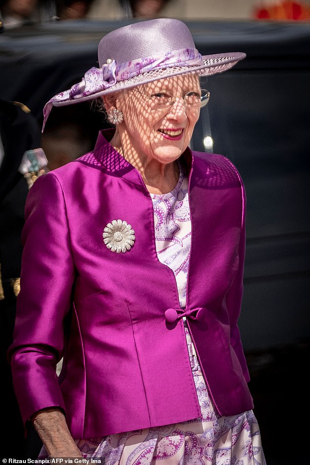 Königin Margrethe von Dänemark trug ein lila Kleid mit Paisley-Muster, gepaart mit einem edlen Hut und einem violetten Seidenblazer