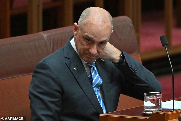 Peter Dutton verwies Senator David Van aus dem Parteisaal der Liberalen, nachdem eine zweite Frau Vorwürfe gegen ihn erhoben hatte