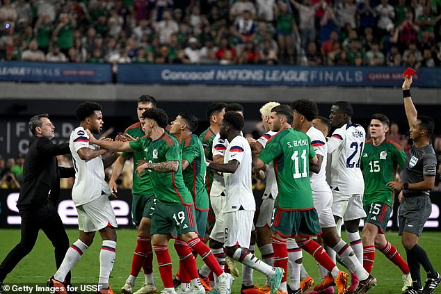 Sowohl die USA als auch Mexiko beendeten das Spiel mit neun Spielern, als die Spannungen in Las Vegas zunahmen