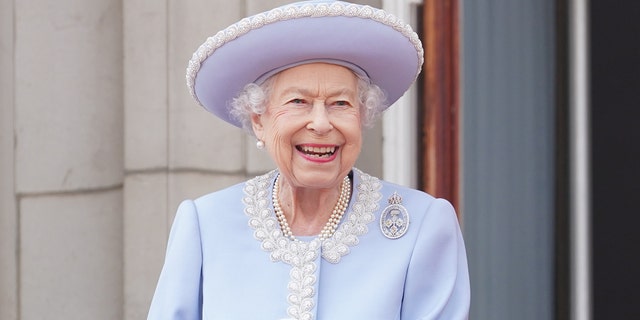 Königin Elizabeth trägt ein puderblaues Kleid und Perlen