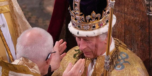König Karl III. wird vom Erzbischof von Canterbury mit der St. Edwards-Krone gekrönt