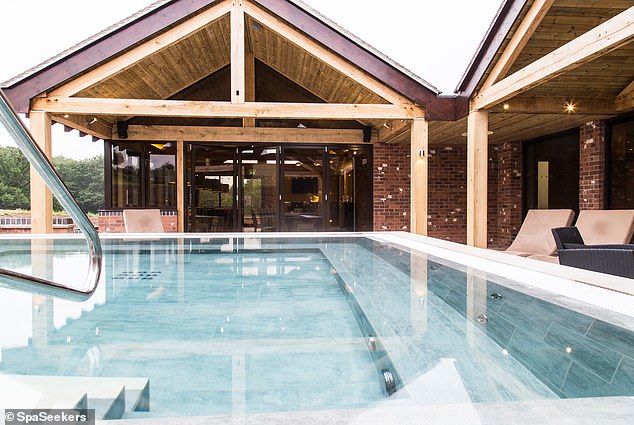 Der charaktervolle Terrassenbereich im Moddershall Oaks Country Spa Retreat, der über einen riesigen Hydrotherapie-Pool verfügt