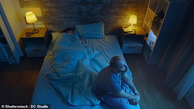 Erwachsene schlafen in der Regel etwa ein bis zwei Stunden pro Nacht tief, aber mit zunehmendem Alter lässt dieser Wert tendenziell nach (Dateibild eines Mannes, der wach ist, während seine Partnerin schläft).