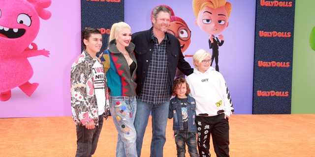 Gwen Stefani läuft mit Blake Shelton und ihren Kindern über den roten Teppich