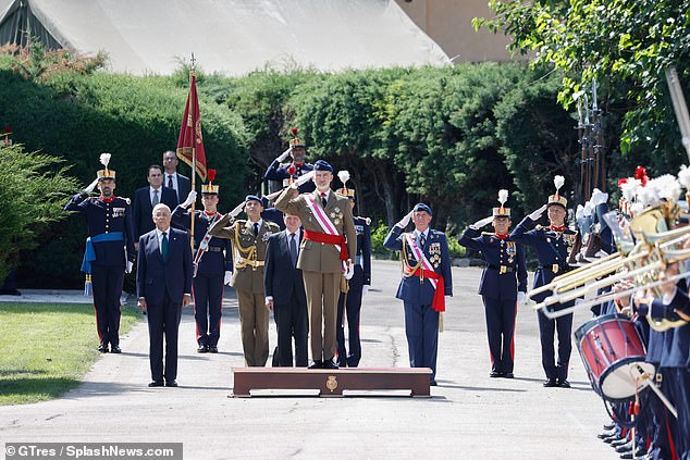 Der Zweck der Zeremonie bestand darin, dass das Zivilpersonal in der Kaserne „El Rey“ der Königlichen Garde – dem Regiment, das für den Schutz des Königs und seiner Familie verantwortlich ist – der spanischen Flagge die Treue schwören sollte