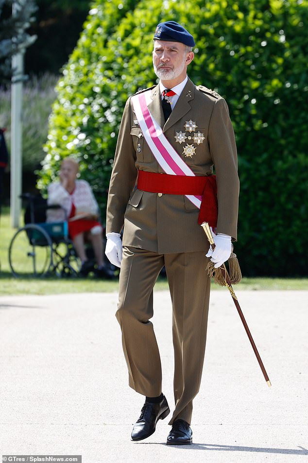 Als Oberbefehlshaber aller spanischen Armeen – Land, Marine und Luftwaffe – trug König Felipe eine rote Schärpe um die Taille, die den höchsten militärischen Rang darstellte