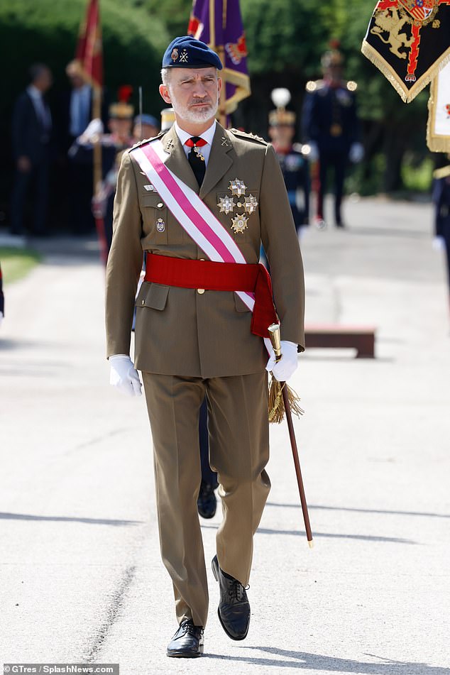 Auf seiner Uniform sind stolz die Militärmedaillen des Königs zu sehen, die er sich während seines fast 30-jährigen Dienstes in den verschiedenen Streitkräften Spaniens verdient hat