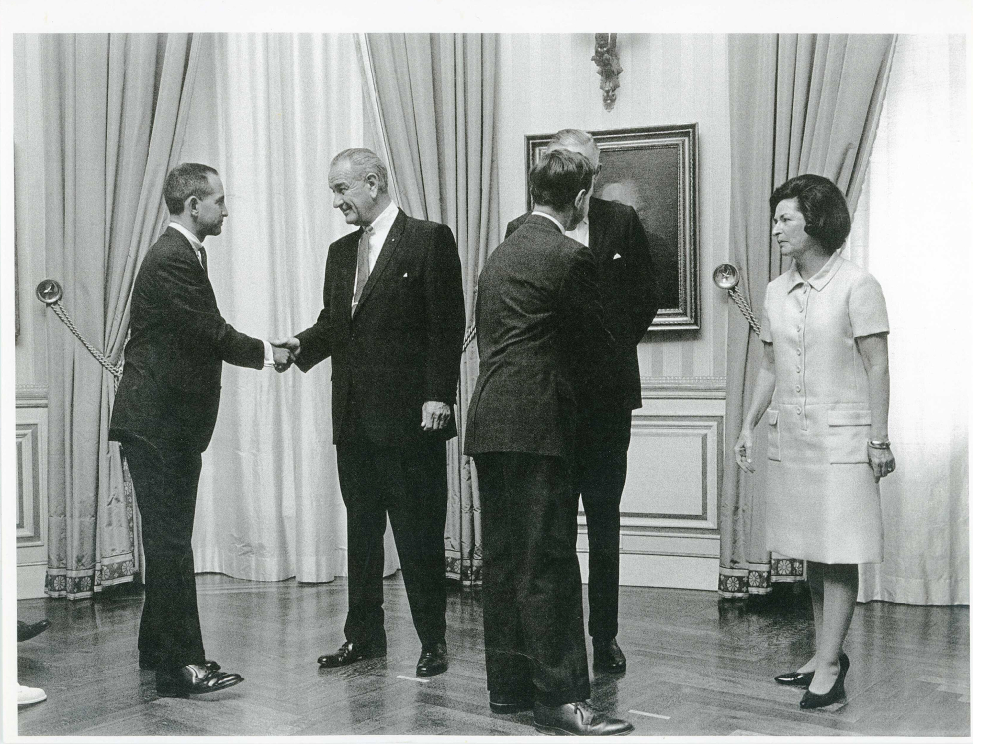 Ellsberg schüttelt Lyndon Baines Johnson die Hand, ca.  1964. Mit freundlicher Genehmigung von Daniel Ellsberg Papers, Robert S. Cox Special Collections und University Archives Research Center, UMass Amherst Libraries