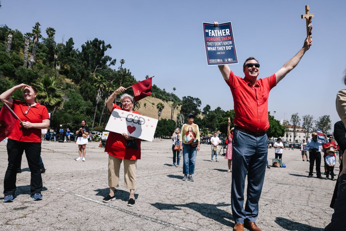 Melody Meyer, zweite von links, hält einen "Gott ist Liebe" Schild während einer Protestaktion auf einem Parkplatz vor dem Dodger Stadium.
