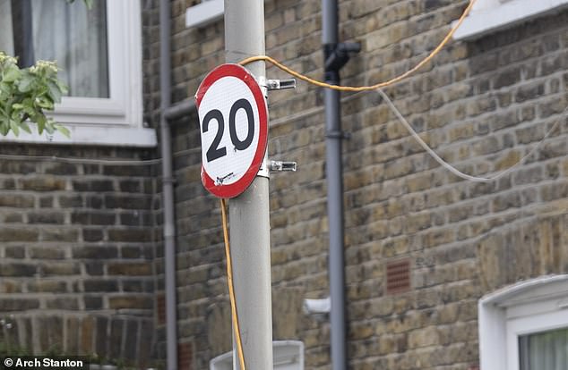 Über Bürgersteige gehängte und aus Fenstern hängende Ladekabel für Elektrofahrzeuge wurden von Wohltätigkeitsorganisationen als „lächerlich“ und „unsicher“ bezeichnet.  Im Bild: Ein Autoladekabel hängt aus einem Fenster in Wandsworth, London
