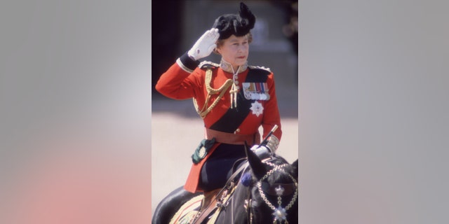 Königin Elizabeth II. zu Pferd im Jahr 1986
