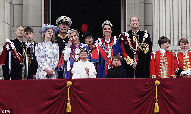 Auch der Herzog von Edinburgh, abgebildet mit anderen Mitgliedern der königlichen Familie am Tag der Krönung, wird anwesend sein