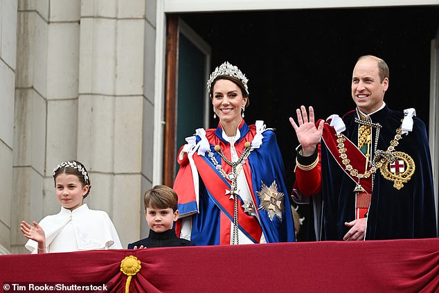 Der Prinz und die Prinzessin von Wales, Oberst der Welsh Guards bzw. Oberst der Irish Guards, werden ebenfalls an dem Abendessen teilnehmen.  Abgebildet am Tag der Krönung von König Charles mit Prinzessin Charlotte und Prinz Louis