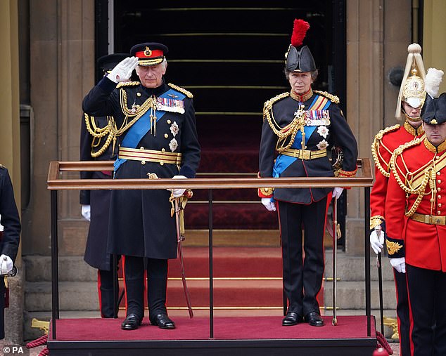 König Charles salutierte, als die Truppen gestern während des Gottesdienstes im Buckingham Palace an ihm vorbeikamen