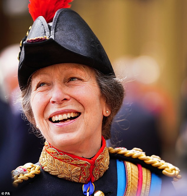 Prinzessin Anne trug ihre Militäruniform und überreichte den Blues und Royals gemeinsam mit König Charles III. die neue Standarte des Souveräns