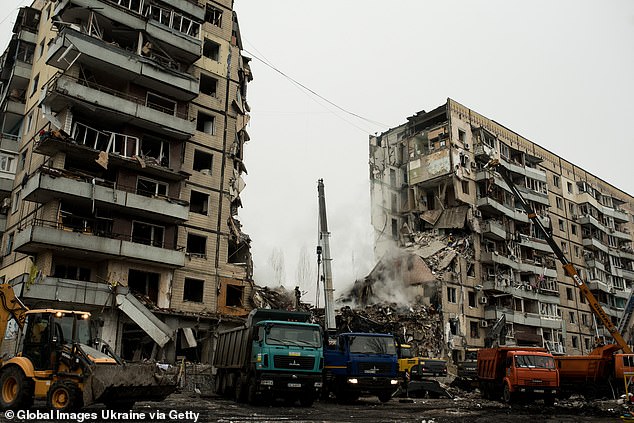Ein Wohnhochhaus liegt nach einem Raketenangriff am 15. Januar 2023 in Dnipro, Ukraine, teilweise zerstört