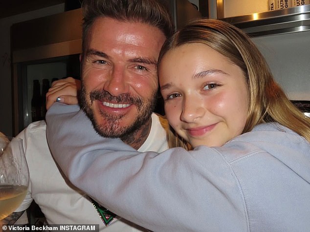 Strahlend: Victoria teilte ein weiteres atemberaubendes Porträt, als David strahlte, als er ihre jüngste Tochter Harper, 11, umarmte