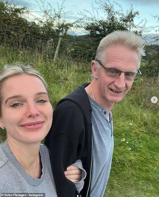 Helen Flanagan hat ein süßes Foto von einem Spaziergang mit ihrem Vater geteilt