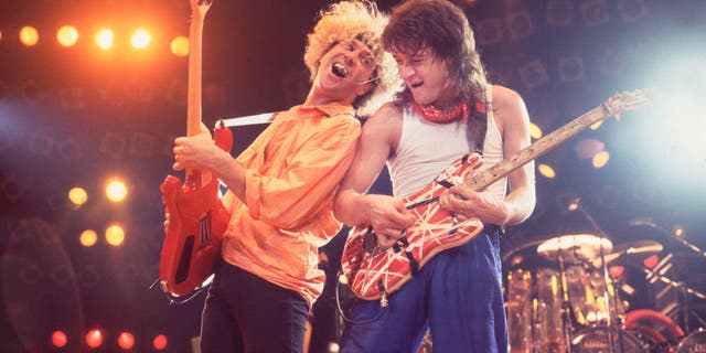 Sammy Hagar tritt mit Eddie Van Halen auf der Bühne auf