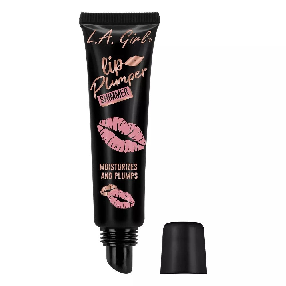 LA Girl Lip Plumper, schwarze Tube Lipgloss mit rosa Lippenabdrücken und Kappe an der Seite auf weißem Hintergrund