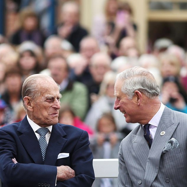 Prinz Philip und der damalige Prinz Charles auf einem Foto, das die königliche Familie anlässlich des Vatertags am 18. Juni geteilt hat